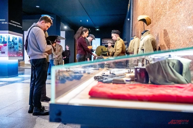 Отдельная часть экспозиции была посвящена работе спецслужб. На выставке представили удостоверения сотрудников НКВД и НКГБ.