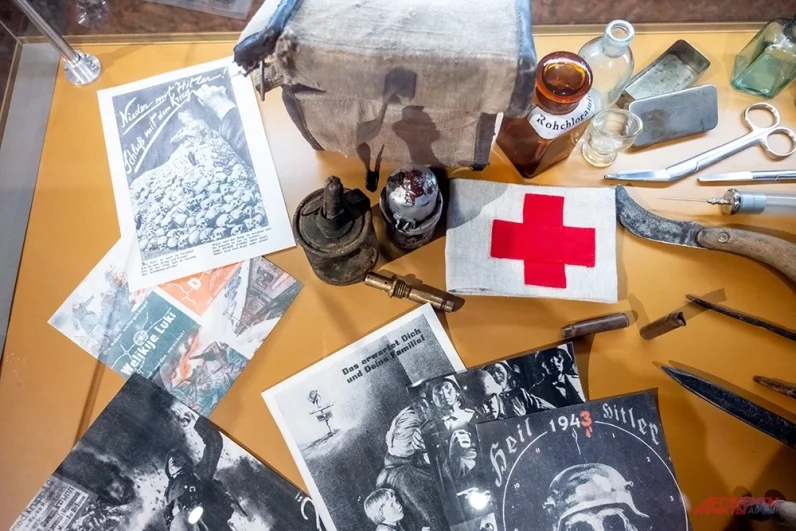 Здесь показаны экспонаты, форма, оружие и предметы фронтового быта.