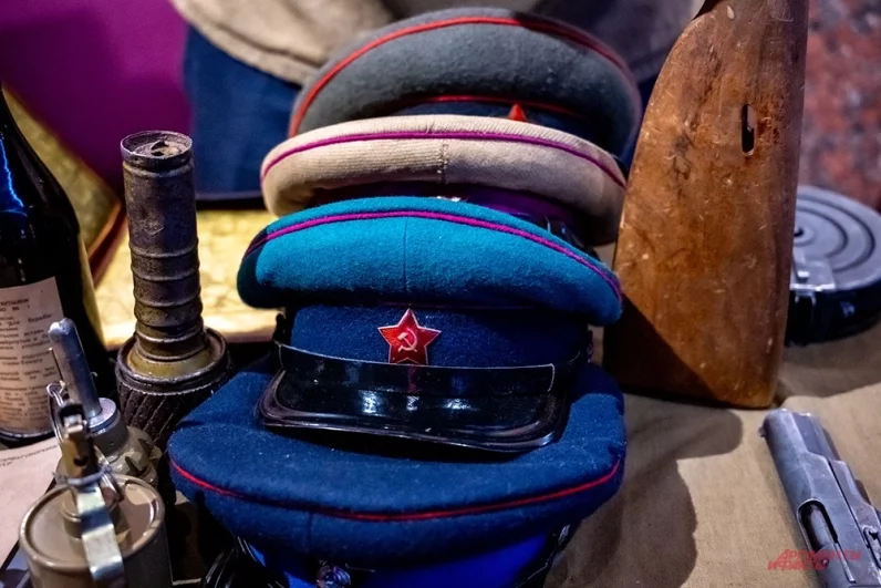 Оружие Победы: винтовка Мосина, пулемёты и клинки, прошедшие огонь сталинградских боёв.