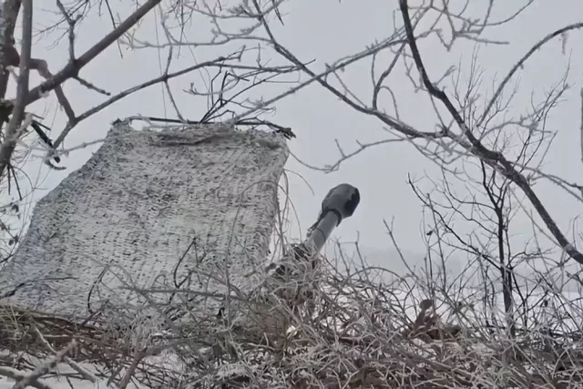 Гаубица «Мста-Б» ведет огонь по врагу из укрытия.