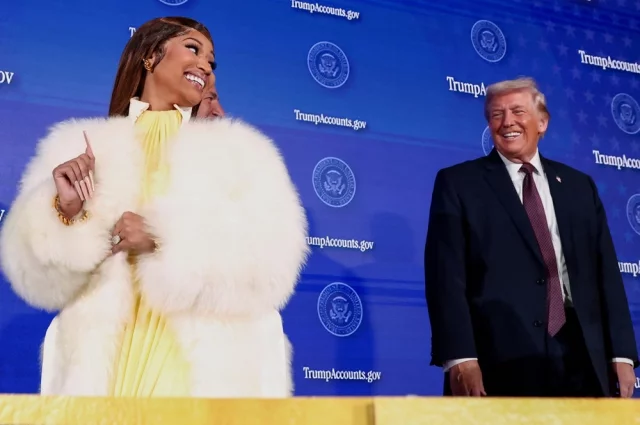 Накладные ногти певицы Ники Минаж вызвали неподдельный интерес у хозяина Белого дома.