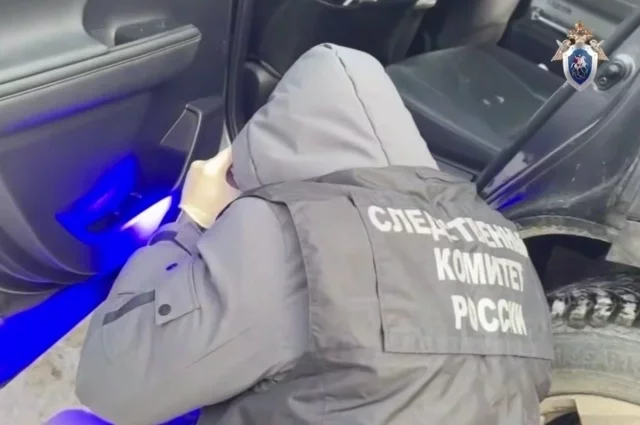 Следователи изучают машину, в которой похититель увёз свою жертву.