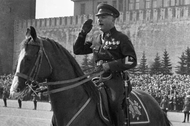 Нарком обороны СССР Климент Ворошилов принимает парад на Красной площади в Москве, 1938 год.