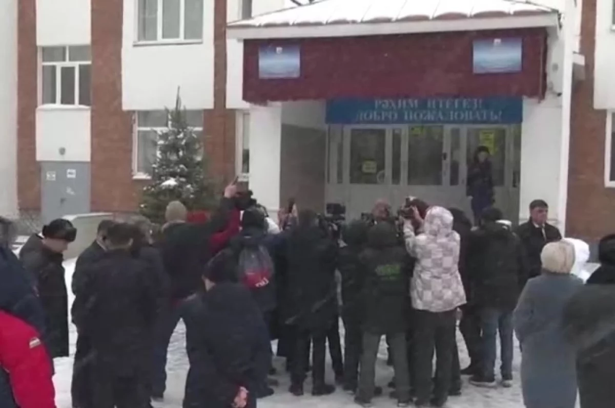 В уфимской гимназии девятиклассник устроил стрельбу из игрушечного автомата по учителю и одноклассникам