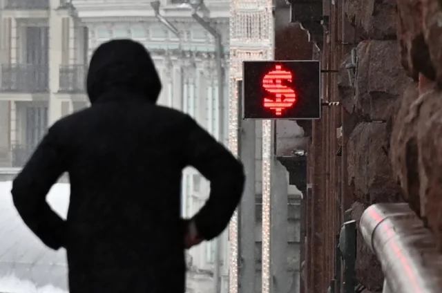 Банк России установил курс доллара в 77,02 рубля.