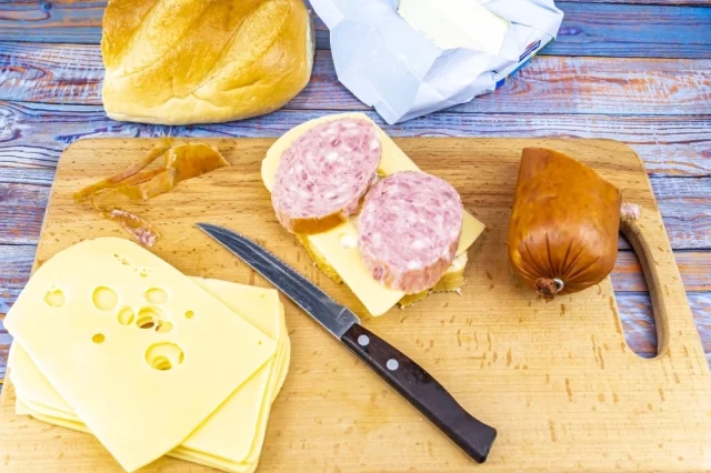 Белый хлеб из очищенной муки, особенно тостовый, быстро усваивается и практически не несет пищевой пользы, поэтому для регулярного употребления он не рекомендован.