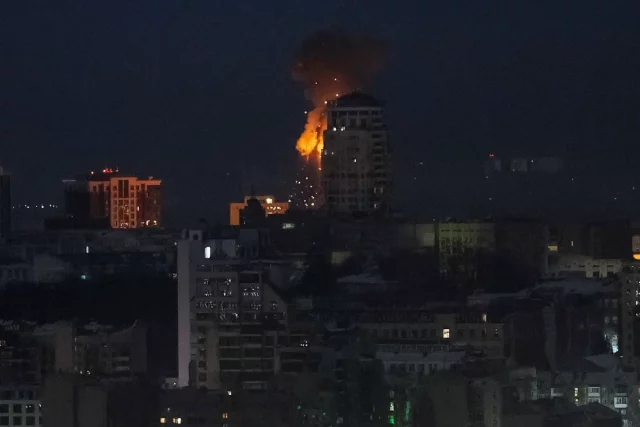 Военные эксперты пишут, что удары по украинской энергетике носят системный характер, и в ближайшей перспективе атаки продолжатся.