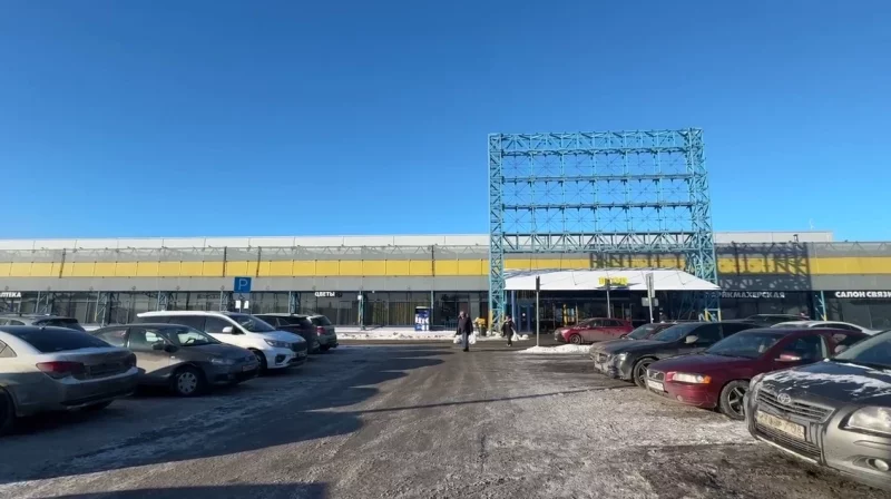 По словам знакомых, Паша часто бывал у ТЦ, подрабатывал — мыл фары и номера машин.