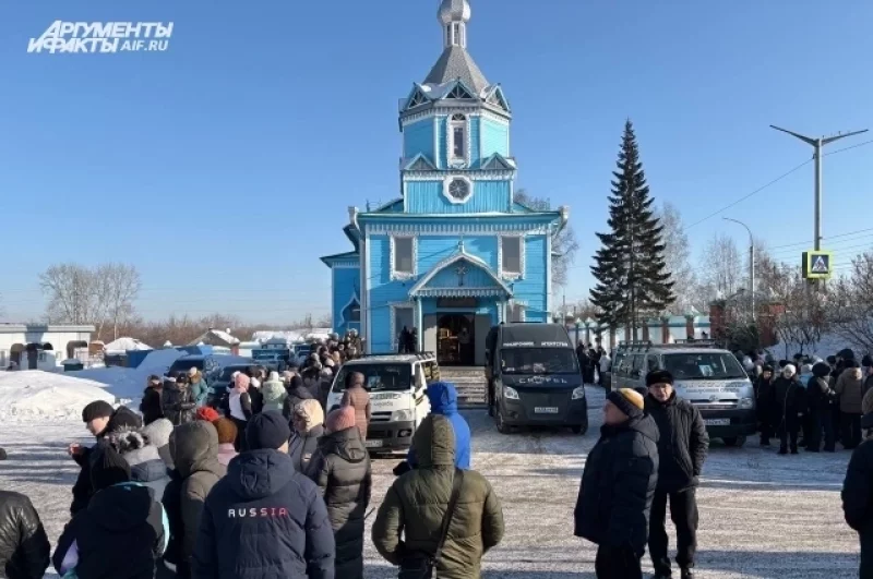 Тут прощались с тремя погибшими девушками и одним парнем. 