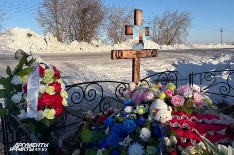 Могила Лены (имя изменено) находится у дороги. 