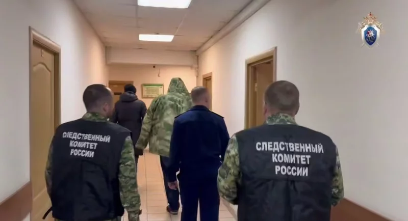 Подозреваемый в сопровождении сотрудников правоохранительных органов. Признался в убийстве ребёнка он не сразу..