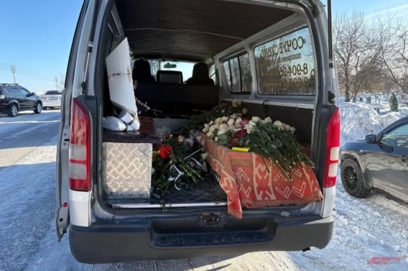 Горожане приносили много живых цветов. 