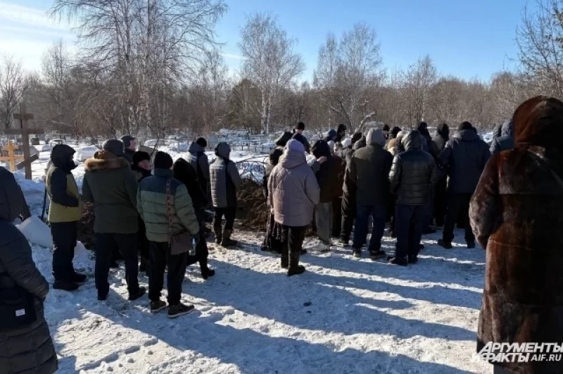 Среди прощающихся было большинство школьников и студентов техникума, где учились погибшие. 