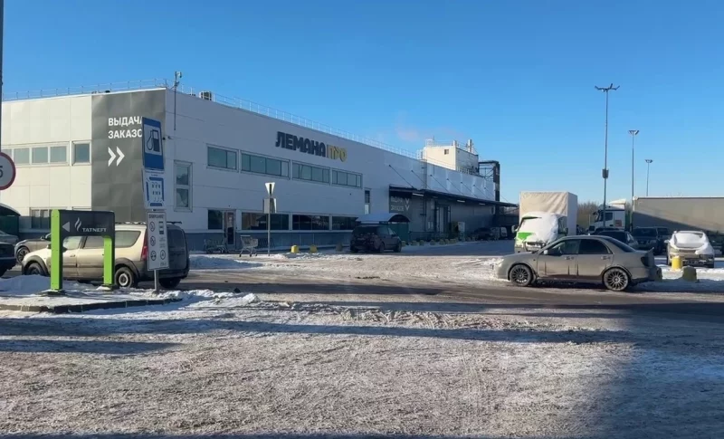 Парковка у торгового комплекса на Таллинском шоссе. Здесь Пашу видели в последний раз — именно отсюда он сел в автомобиль к мужчине.