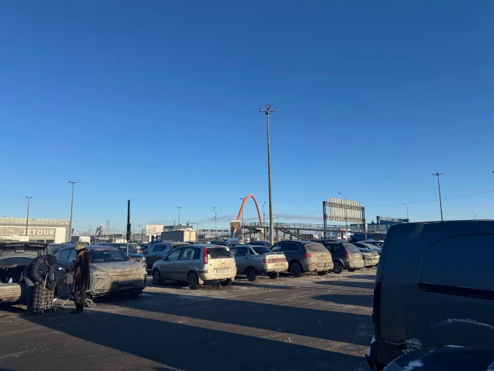 По версии следствия, здесь, на парковке у ТЦ, Паша познакомился со своим будущим убийцей.