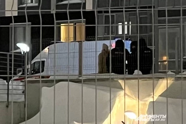 К одному из зданий прибыла машина скорой помощи.