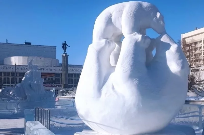 Мишки хотя и не стали призерами, но очень нравятся горожанам милотой и белизной. 