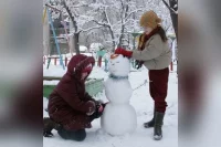 Снегопаду очень рады дети – есть простор для творчества!