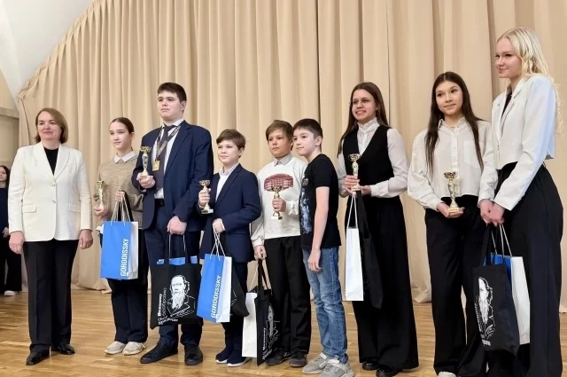 В каждой из номинаций победителям дарили подарки индустриальные партнёры конкурса