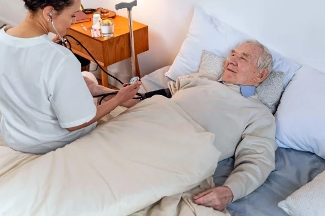 В среднем круглосуточный уход с проживанием обойдётся от 70 до 120 тыс. руб. в месяц в зависимости от объёма работы.