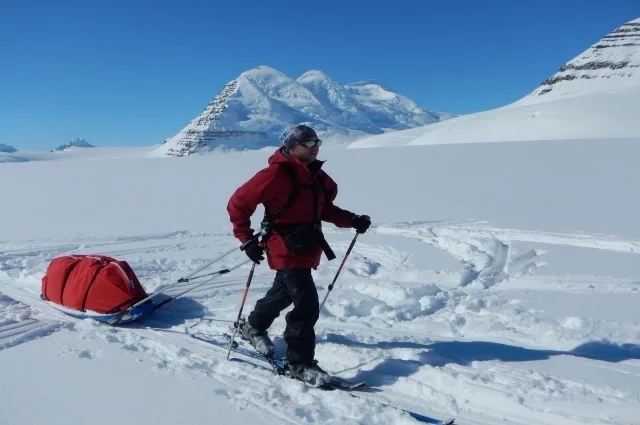 Основная трудность восхождения - не крутые склоны, а логистика. Никаких носильщиков. Лагерь, провизию и снаряжение альпинист тащит на себе