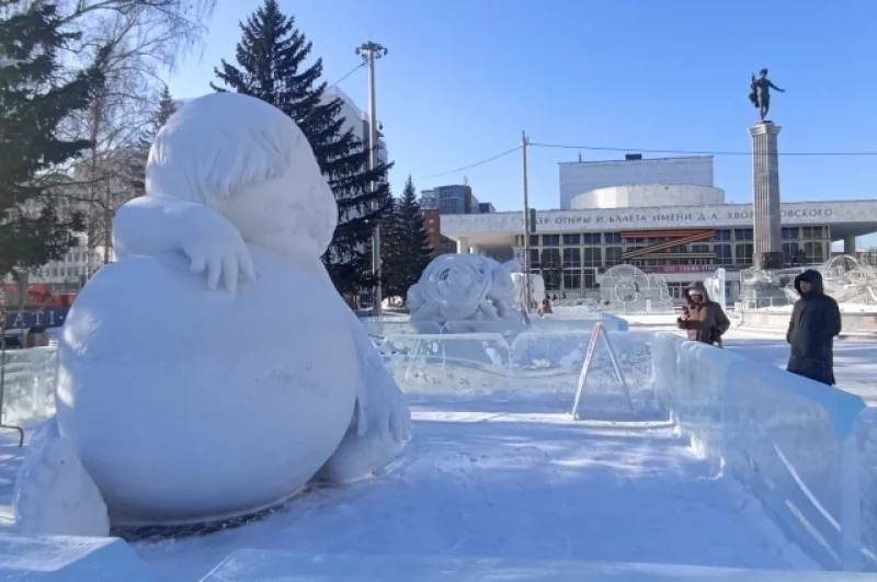  «Весь мир в руках» — так называется одна из снежных скульптур на Театральной площади.