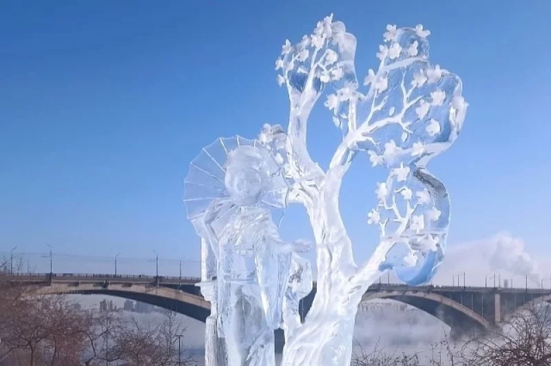 В ледовом жанре «Реалистика» победила команда «IceArt» из Красноярска со скульптурой «Сакура».