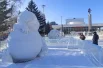  «Весь мир в руках» — так называется одна из снежных скульптур на Театральной площади.