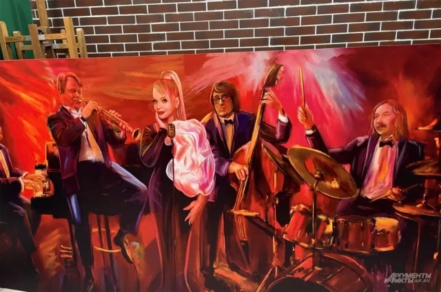 На входе клуба стоит большая картина, в центре которой изображена Долина с музыкантами.