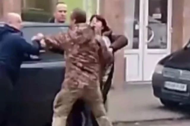 Украинские власти признают, что нападения на людоловов на Украине происходят ежедневно.