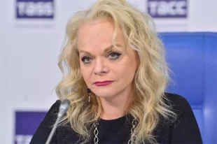 В Сеть попали фрагменты телефонных разговоров певицы с аферистами.