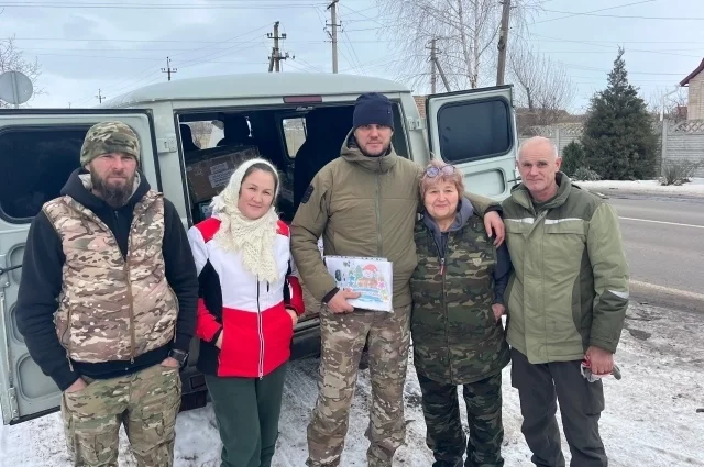 Евгения Тефель ездит в зону СВО вместе с мужем Виктором (крайний справа) и Лидией Телешевой (рядом с ним). 