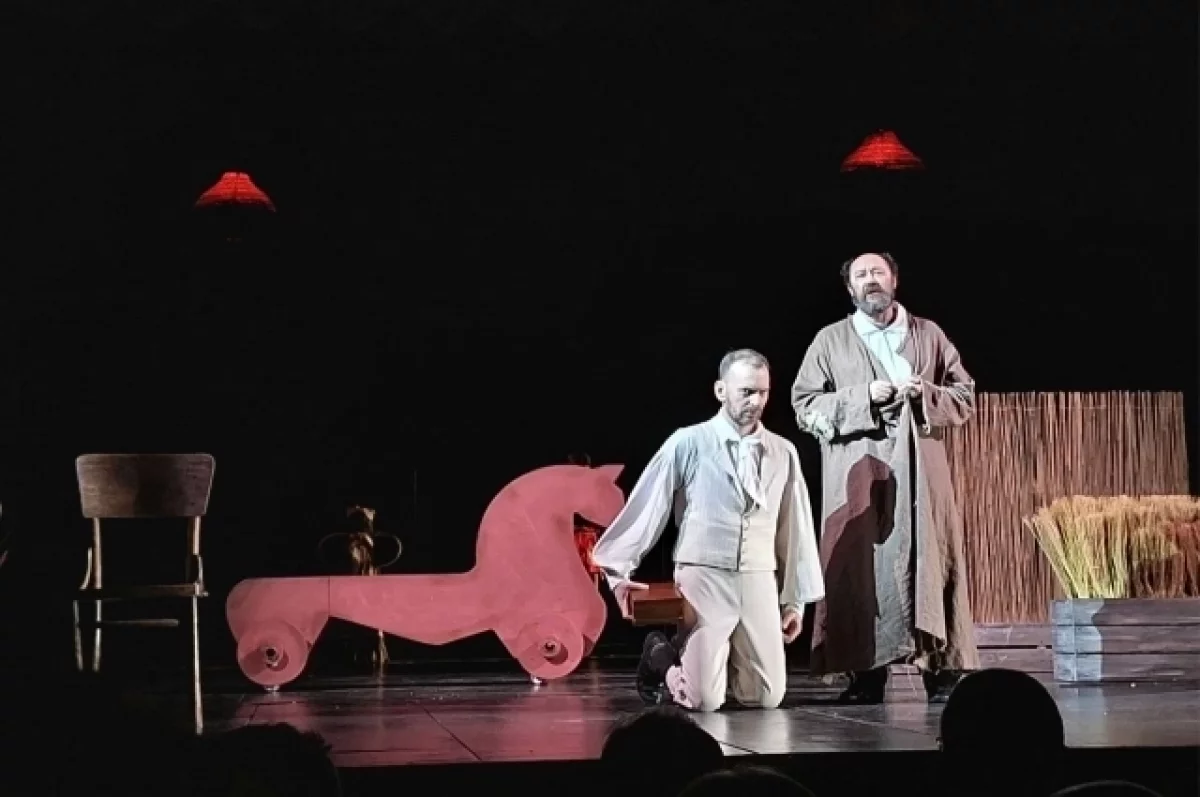 Полковник Ростанев — слева (Алексей Зильбер) и Фома Фомич Опискин (Роман Ерыгин). 