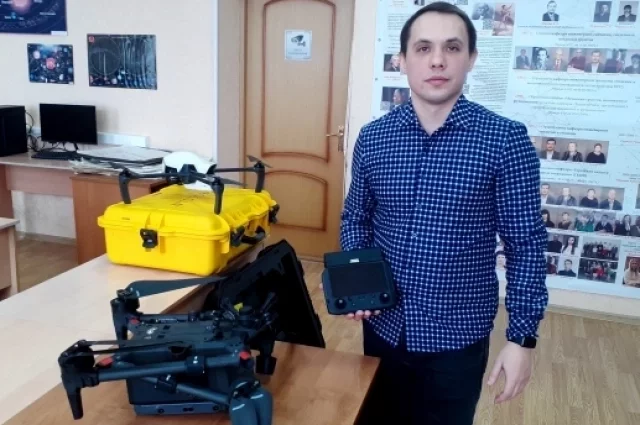 Александр Поляков  с беспилотными системами, которые есть в распоряжении университета.