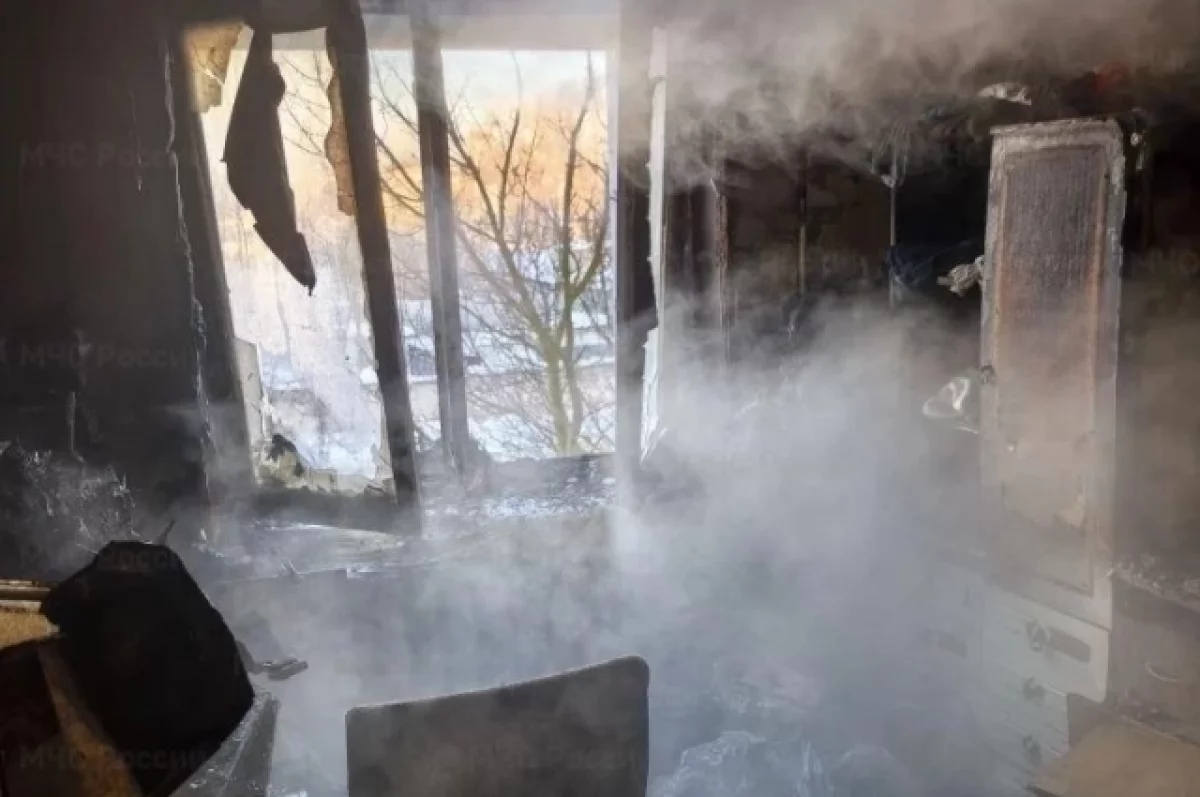 В Брянске пожарные спасли из горящего дома двух жильцов и эвакуировали 16