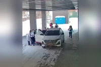 Вместе с мужем Евгением женщина отправилась в роддом, однако ребёнок решил появиться на свет раньше, чем семья успела переступить порог перинатального центра.