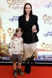 Софья Синицына с дочерью Мией на премьере фильма «Сказка о царе Салтане».