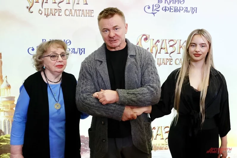Актер Владимир Сычев с мамой и дочерью Анной на премьере фильма «Сказка о царе Салтане».