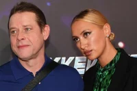 Специальный представитель Федерации хоккея России по международным делам Павел Буре с супругой Алиной Хасановой на премьере фильма «Хоккейные папы».