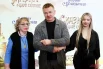 Актер Владимир Сычев с мамой и дочерью Анной на премьере фильма «Сказка о царе Салтане».