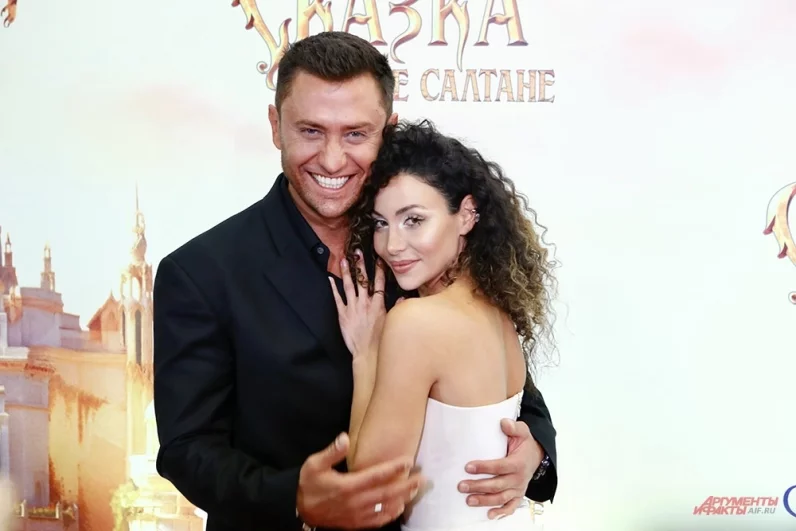 Актер Павел Прилучный с супругой актрисой Зепюр Брутян на премьере фильма «Сказка о царе Салтане».