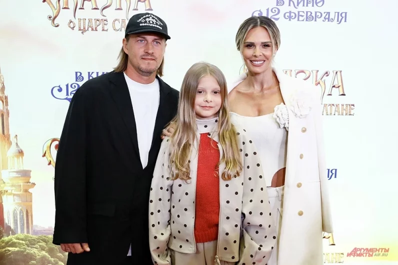 Актриса Мария Горбань с супругом, оператором Кириллом Зоткиным и дочерью Стефанией на премьере фильма «Сказка о царе Салтане».