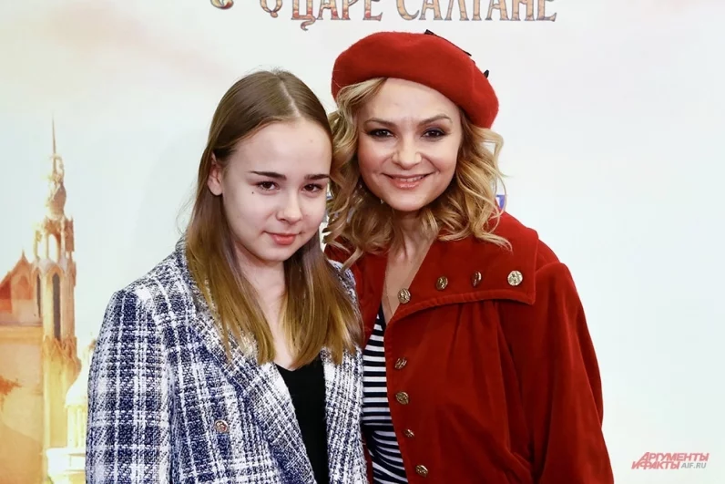Маруся Лёвкина (справа) и ее дочь Ника Лёвкина на премьере фильма «Сказка о царе Салтане».