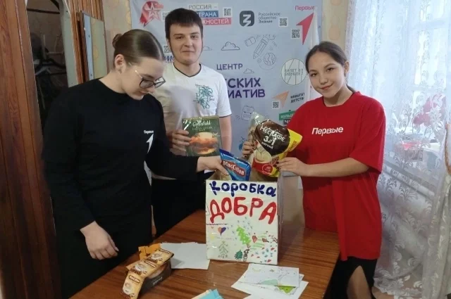 Вика (справа) с одноклассниками собирают посылки бойцам СВО.