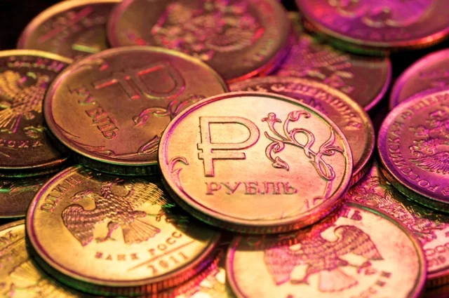 Стойкая инфляция привязывает ЦБ к жесткой политике — это ограничивает пространство для ослабления рубля, но и не дает ему укрепляться в моменте.