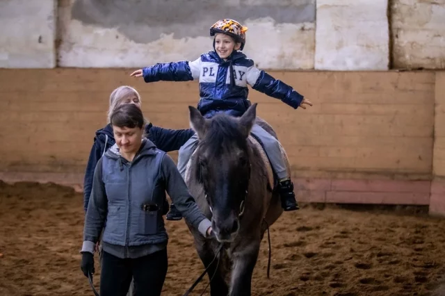 Порой только после занятия с лошадью дети с психологиче­скими проблемами впервые начинают улыбаться.