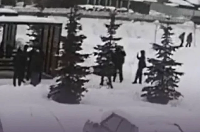 Никто из проходивших мимо детей не вмешался, а один из них снимал всё на телефон