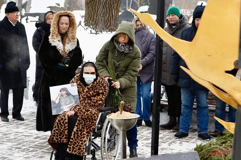 Мария Баталова, дочь актёра Алексея Баталова, на церемонии прощания с артисткой цирка Гитаной Леонтенко.