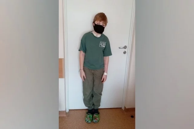 Валя Королев пока носит медицинскую маску для защиты лица