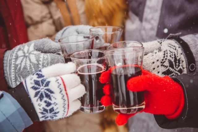 В холодное время года многие отдают предпочтение тёплым напиткам — горячему шоколаду, какао, глинтвейну или чаю с имбирём. 